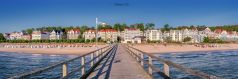 Strand , Seebrücke und Bäderarchitektur von Bansin auf der Insel Usedom in Mecklenburg Vorpommern