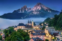 Skyline von Berchtesgaden mit Alpenpanorama und Watzmann Gebirge früh morgens zur blauen Stunde