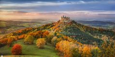 Burg Hohenzollern im Herbst zum Sonnenuntergang