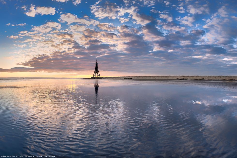 * Calm Morning * Zurücklaufendes Meer zum Sonnenaufgang am Strand von Cuxhaven an der Nordsee.