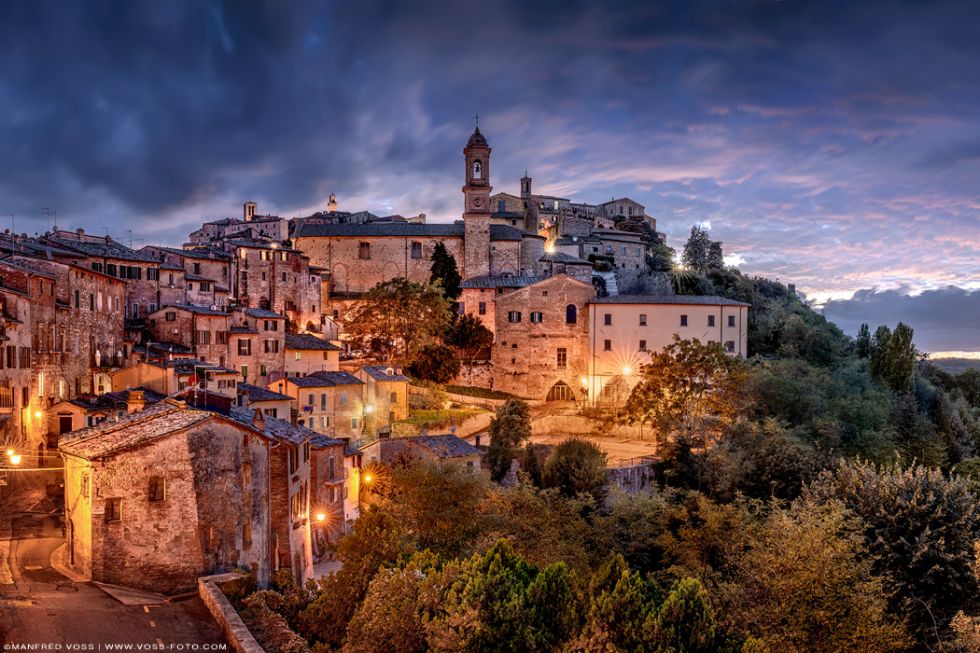 * Montepulciano Abendstimmung * Die Stadt Montepulciano in der Toskana in Italien zum stimmungsvollen Sonnenuntergang.