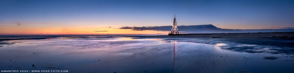 * Sanfte Stille * Ebbe am Strand von Cuxhafen an der Nordsee zum Sonnenaufgang. Im Bild zu sehen ist die berühmte Bake (Kugelbake ) .