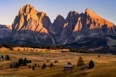 Seiser Alm Alpenglühen. Goldener Herbst auf der Seiser Alm in Südtirol in den Dolomiten mit warmen Erdtönen / Erdfarben.