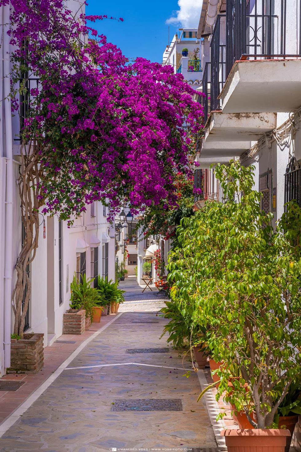 * Gasse in Marbella in Andalusien 1 * Gasse in der Alstadt von MArbella in Spanien / Andalusien.