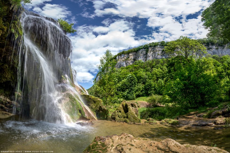 * Jura Wasserfall * Malerischr Tuffstein Wasserfall im Juragebirge in Frankreich beim Ort ]Baumes les Messieurs.