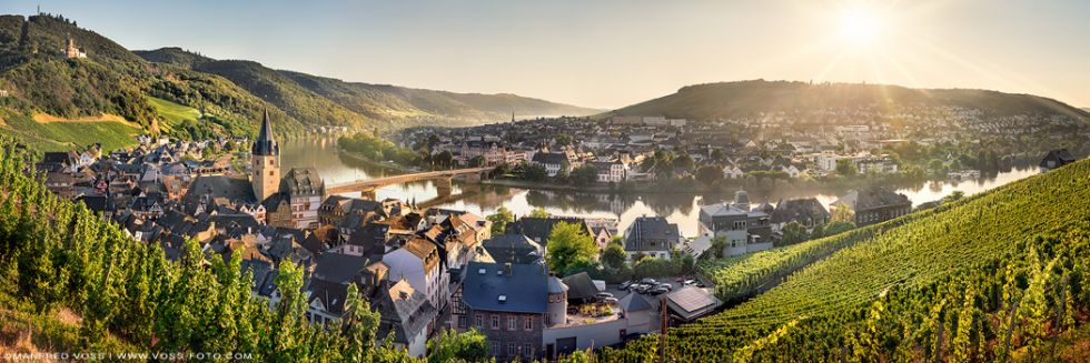 * Moselschleife bei Bernkastel Kues * Der Ort Bernkastel Kues an der Mosel mit Weinbergen im Sonnenuntergang.