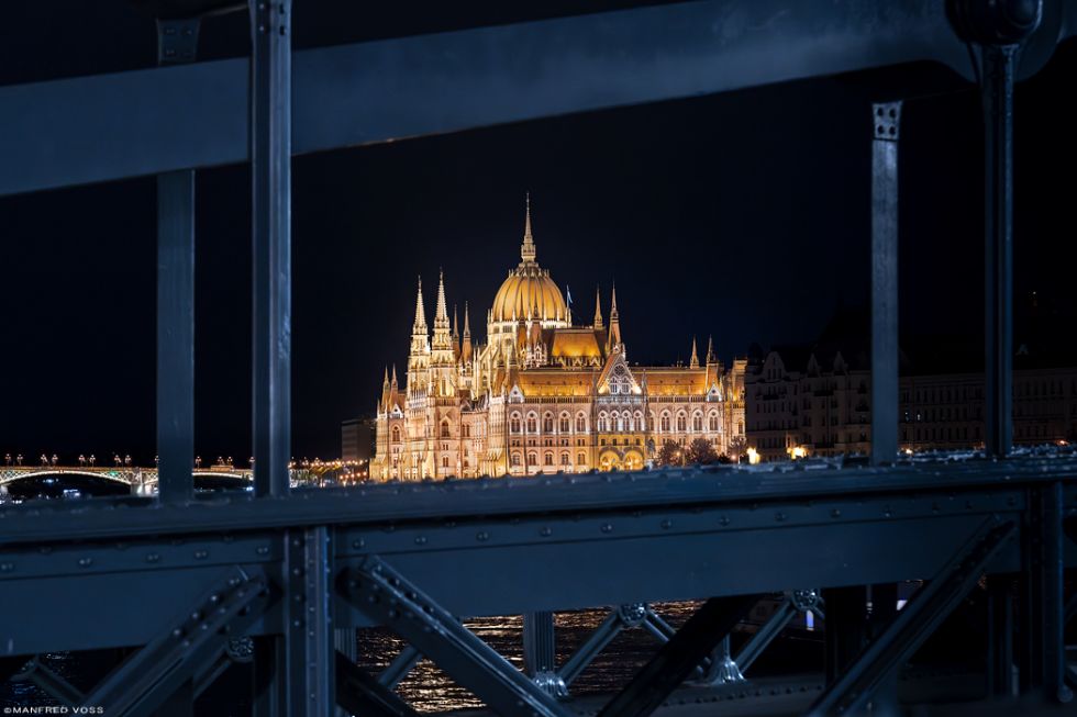 * Parlament * Das Parlament von Budapest fotografiert durch die Stahlstreben der Kettenbrücke.
