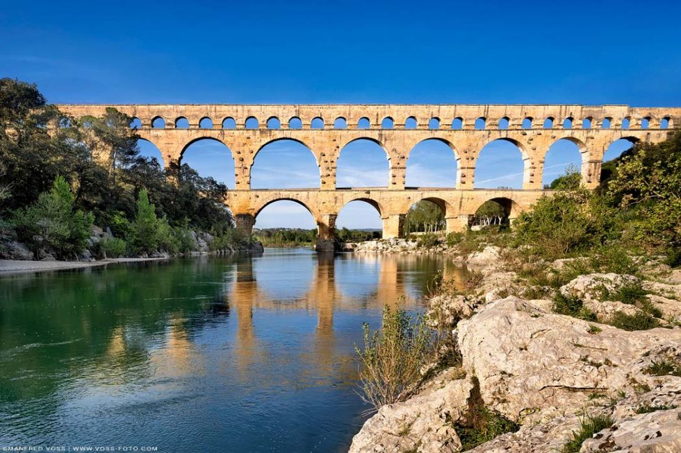 * Pont Du Gard 2 * Die historische Pont du Gard Brücke in Frankreich mit dem Fluss Gard ( Gardon ). Römischer Aquädukt in Südfrankreich in Department Gard in Okzitanien.
