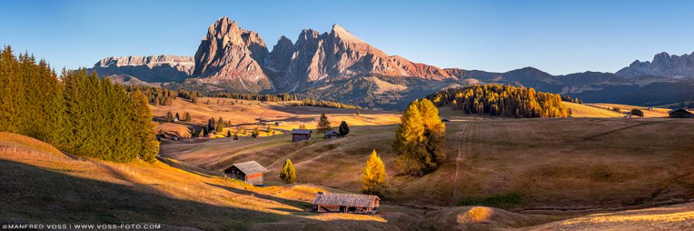 Seiser Alm Herbst Panorama. Goldener Herbst auf der Seiser Alm in Südtirol in den Dolomiten mit warmen Erdtönen / Erdfarben.