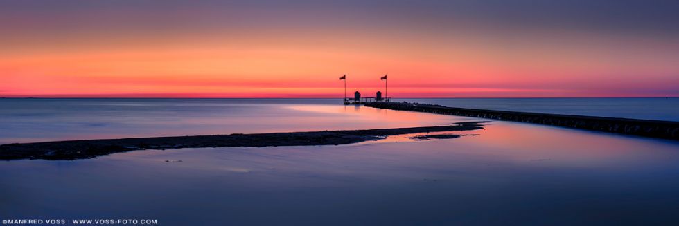 Abendrot an der Ostsee mit kleinem Badesteg. Panorama Küstenlandschaft