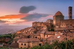 Sonnenuntergang im Ort Volterra in der Toskana in Italien.