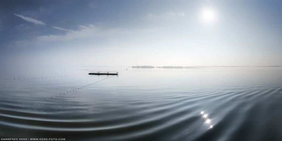 * Wieker Bodden * See im feinen Nebel und soft im schönem Licht.