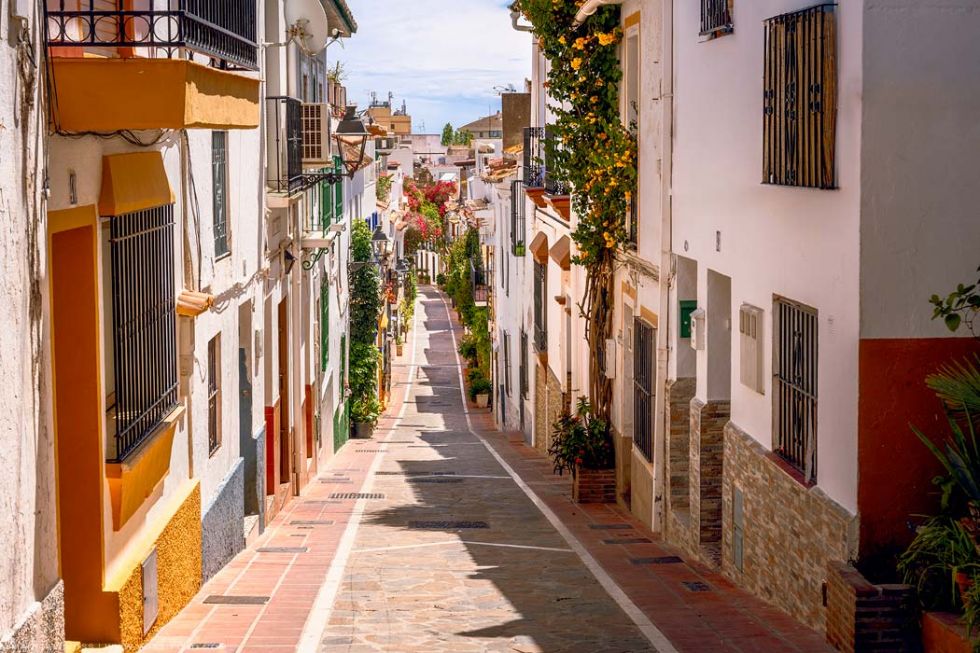 * Gasse in Marbella in Andalusien 5 * Gasse in der Alstadt von MArbella in Spanien / Andalusien.