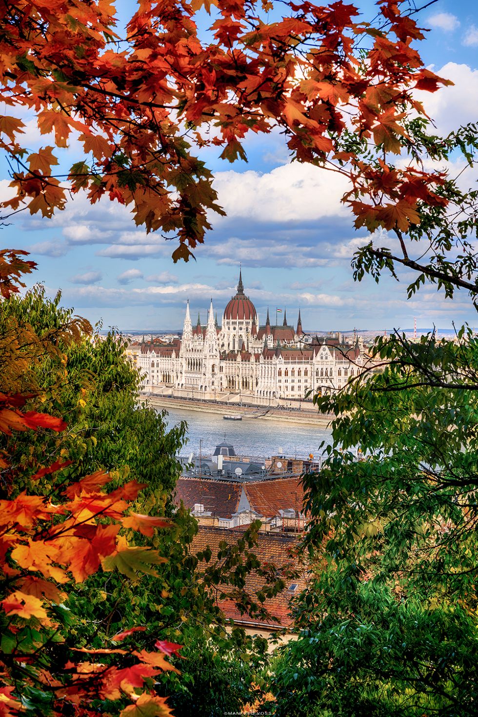 * Goldener Herbst in Budapest * Das Parlament von Budapest.