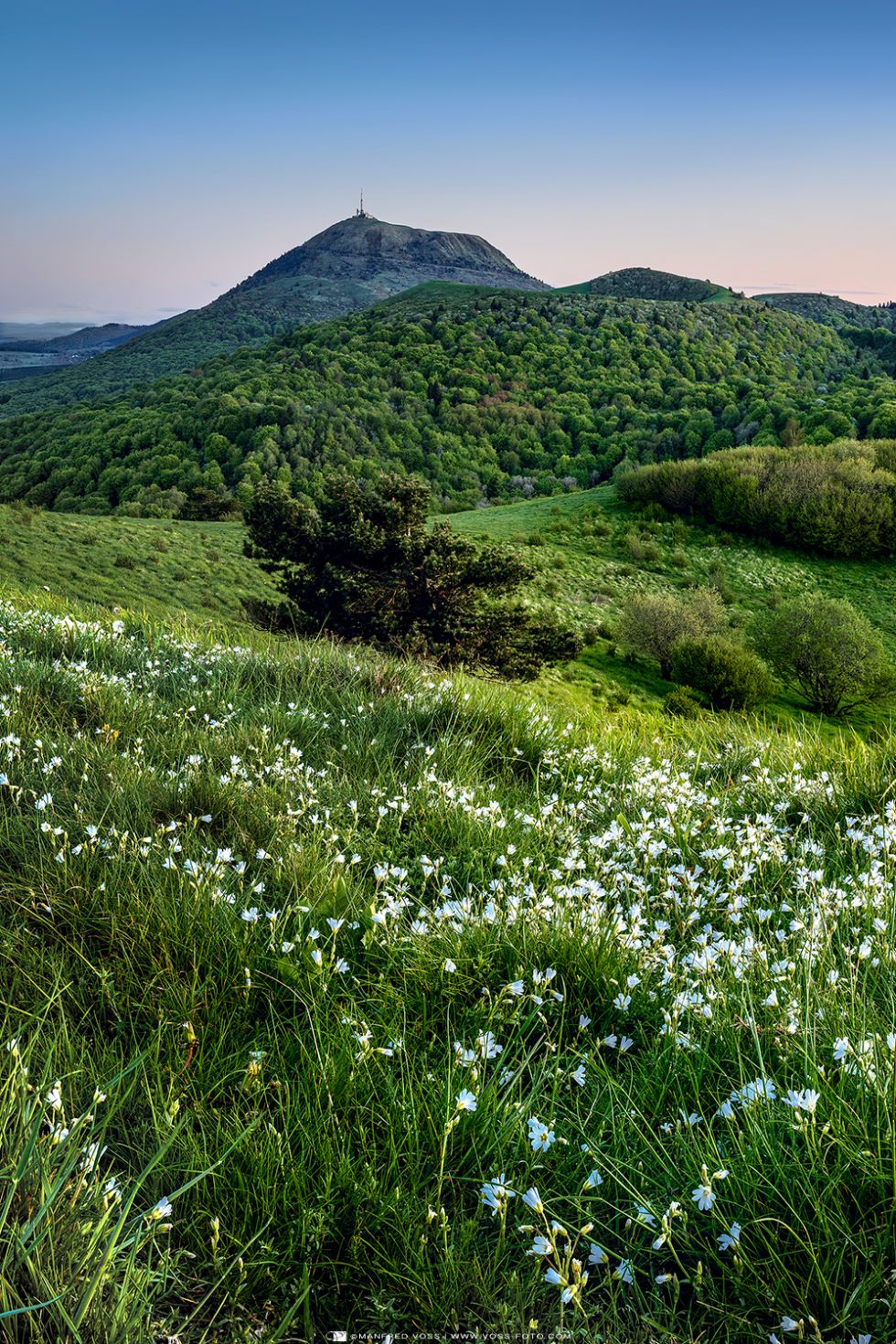 * Beautiful Auvergne * Grüne Vulkanlandschaft im Zentralmassiv in Frankreich.