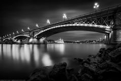 Seiser Alm Herbst Panorama. Goldener Herbst auf der Seiser Alm in Südtirol in den Dolomiten mit warmen Erdtönen / Erdfarben.