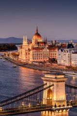 * Budapest im Abendlicht * Das Parlament von Budapest im stimmungsvollen Abendlicht. Im Vordergrund zu sehen ist ein Pfeiler der Kettenbrücke von Budapest.
