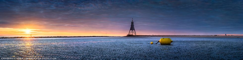 * Kugelbake im Sonnenaufgang * Ebbe am Strand von Cuxhaven an der Nordsee zum Sonnenaufgang.