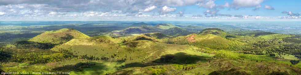 * Vulcane der Auvergne Panorama * Vulkane des Naturparks der Vulkane in der Auvergne.