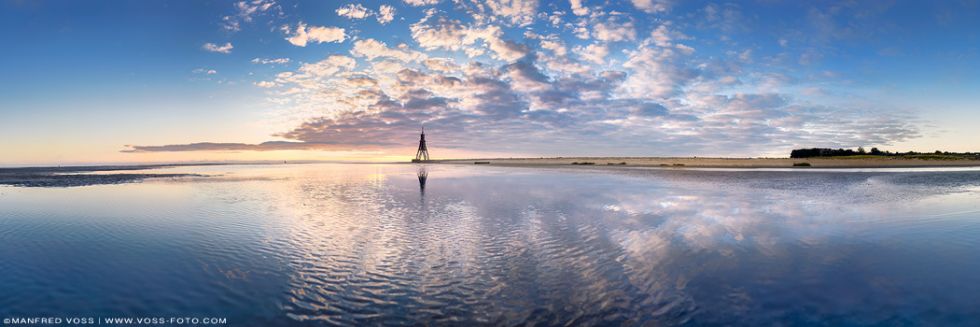* Calm * Zurücklaufendes Meer zum Sonnenaufgang am Strand von Cuxhaven an der Nordsee.