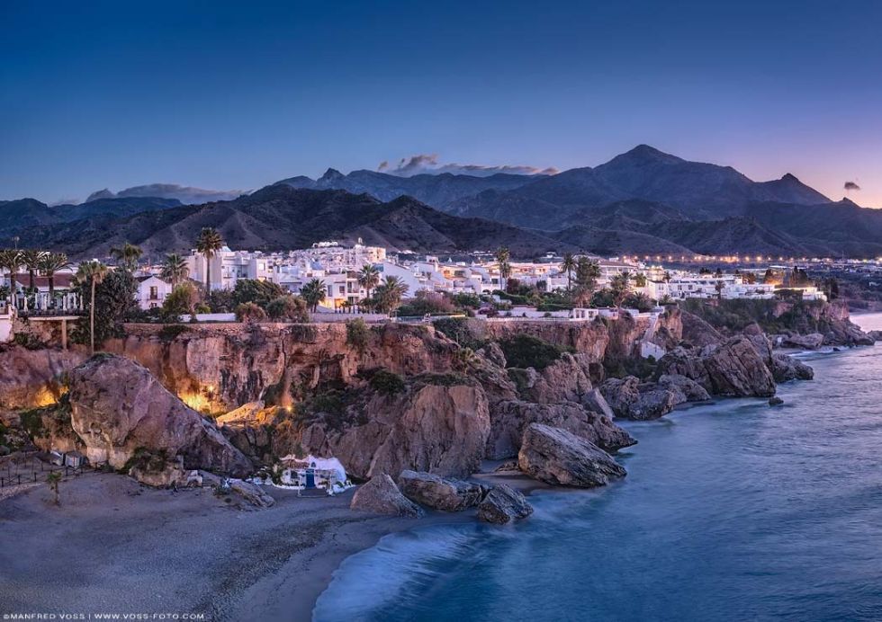 * Nerja * die Bucht und der Strand von der Stadt Nerja in Andalusien in der Provinz Malaga in Spanien.