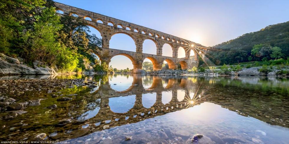 * Pont Du Gard Sunrise * Die historische Pont du Gard Brücke in Frankreich mit dem Fluss Gard ( Gardon ) im Sonnenaufgang.