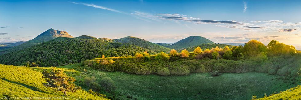 * Vulcane der Auvergne * Grüne Vulkanlandschaft im Zentralmassiv in Frankreich im Sonnenuntergang.