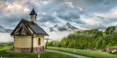 Kirchlein Kapelle in Berchtesgaden mit Wolken über dem Watzmann
