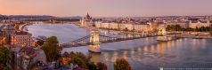 * Budapest Panorama zum Sonnenuntergang * udapest im stimmungsvollen Abendlicht. Im Vordergrund zu sehen ist die Kettenbrücke von Budapest.