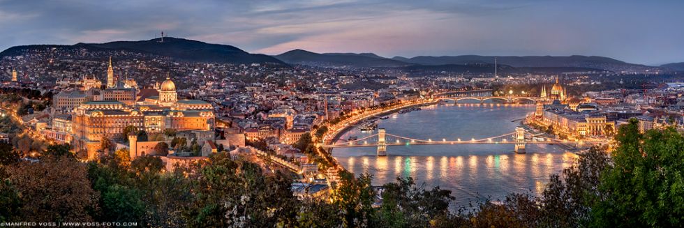 * Budapest Skyline Panorama ** Panorama der Stadt Budapest in Ungarn zur blauen Stunde.