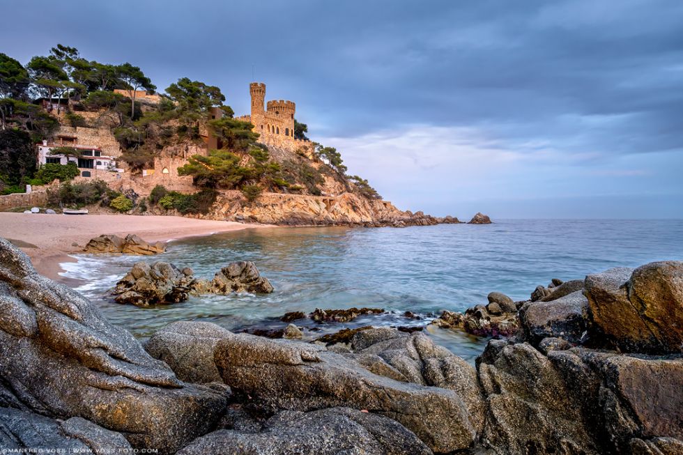 * Burg Lloret de Mar * Landschaft ian der Costa Brava. Im Bild zu sehen ist der Strand vom Ort Lloret de Mar