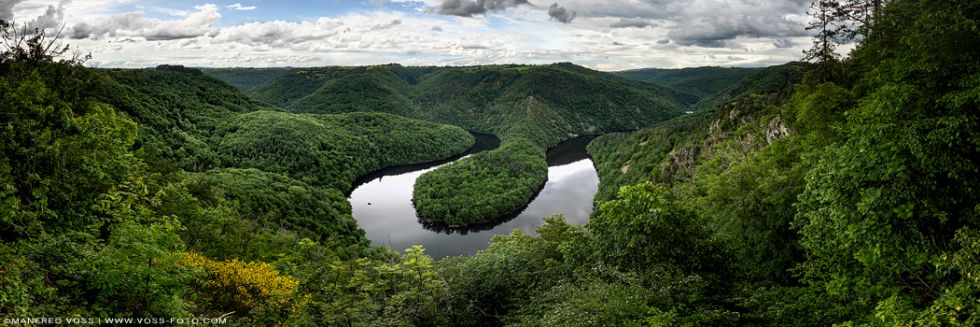 * Französische Landschaft in der Auvergne * Grüne Flussschleife vom Fluss Sioule in der Puy-de-Dome Region in Frankreich