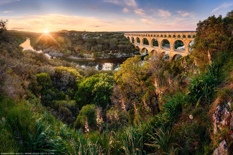* Landschaft am Pont Du Gard zum Sonnenuntergang * Die historische Pont du Gard Brücke in Frankreich mit dem Fluss Gard ( Gardon ) eingebettet ein eine schöne Natur Landschaft zum Sonnenuntergang.