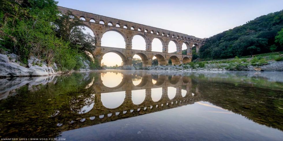 * Pont Du Gard 1 * Die historische Pont du Gard Brücke in Frankreich mit dem Fluss Gard ( Gardon ). Römischer Aquädukt in Südfrankreich in Department Gard in Okzitanien.
