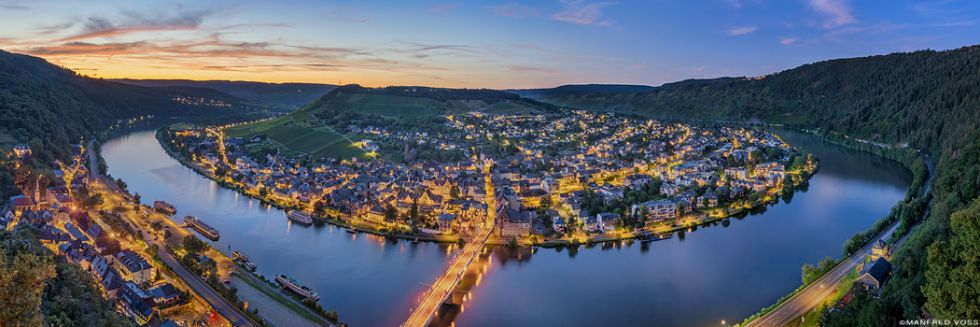 * Traben Trarbach zur blauen Stunde * Moselschleife bei Traben Trabach an der Mosel zum Sonnenuntergang.