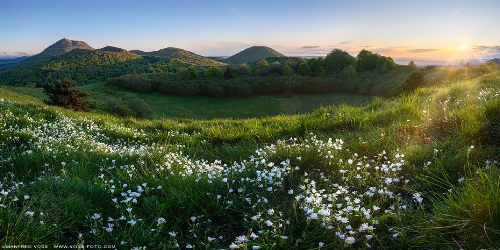 * Vulcan Landschaft * Grüne Vulkanlandschaft im Zentralmassiv in Frankreich im Sonnenuntergang.