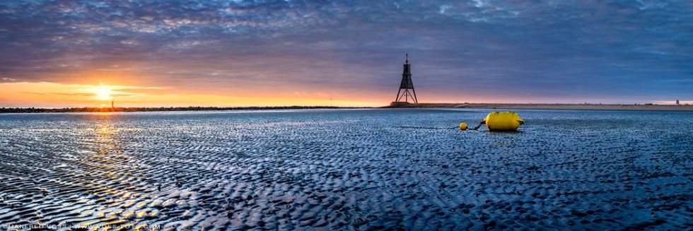 * Boje mit Kugelbake * Ebbe am Strand von Cuxhaven an der Nordsee zum Sonnenaufgang. Im Bild zu sehen ist die berühmte Bake (Kugelbake ) .