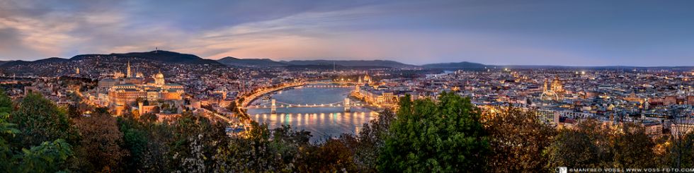 * Budapest Skyline XXL Panorama * Panorama der Stadt Budapest in Ungarn zur blauen Stunde.