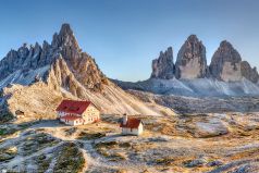 Die Drei Zinnen Hütte in den Dolomiten in Italien in Südtorol
