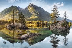 Der Hintersee mit Alpenpanorama in Berchtesgaden in Bayern