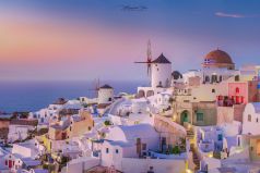 Santorin , Santorini , Griechenland , Der Ort Oia mit Windmühle