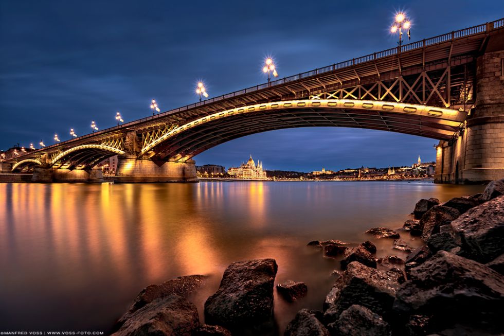 Seiser Alm Herbst Panorama. Goldener Herbst auf der Seiser Alm in Südtirol in den Dolomiten mit warmen Erdtönen / Erdfarben.