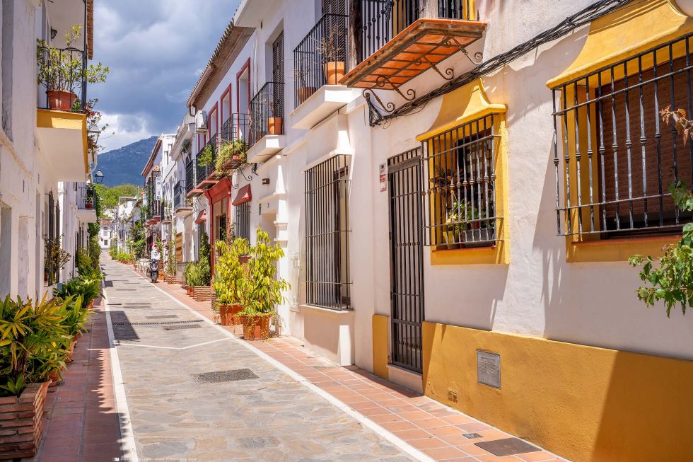 * Gasse in Marbella in Andalusien 2 * Gasse in der Alstadt von MArbella in Spanien / Andalusien.