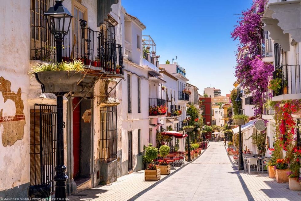 * Gasse in Marbella in Andalusien 3 * Gasse in der Alstadt von MArbella in Spanien / Andalusien.