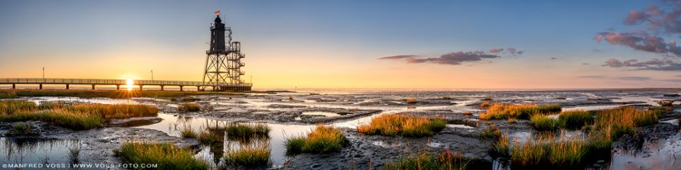* Nordsee Leuchtturm Panorama * Besonders weites XXL-Panorama vom Leuchtturm Obereversand an der Nordsee im warmen Sonnenuntergang.