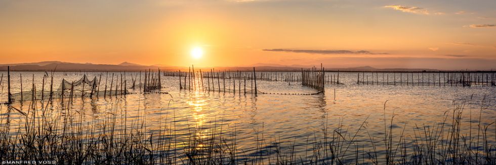 * Warmer Sonnenuntergang in Albufera * Sonnenuntergang in La Albufera in spanien in der Nähe von Valencia.