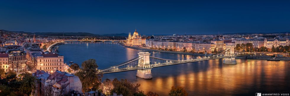Seiser Alm Herbst Panorama. Goldener Herbst auf der Seiser Alm in Südtirol in den Dolomiten mit warmen Erdtönen / Erdfarben.