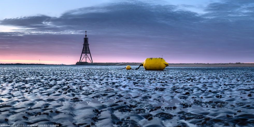 * Cuxhaven Strand am Morgen * Ebbe am Strand von Cuxhaven an der Nordsee zum Sonnenaufgang.
