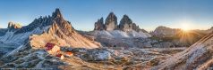 Drei Zinnen Sunset Panorama , in den Dolomiten in Italien in Südtorol. Panoramabild.