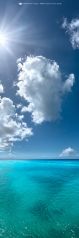 * Himmel und Meer 2 * . Türkis bis Aquamarin farbenes Meer und blauer Himmel mit weissen Wolken. Dazu eine strahlende Sonne. XXL Hochformat / Hochkantpanorama für schmale Wände